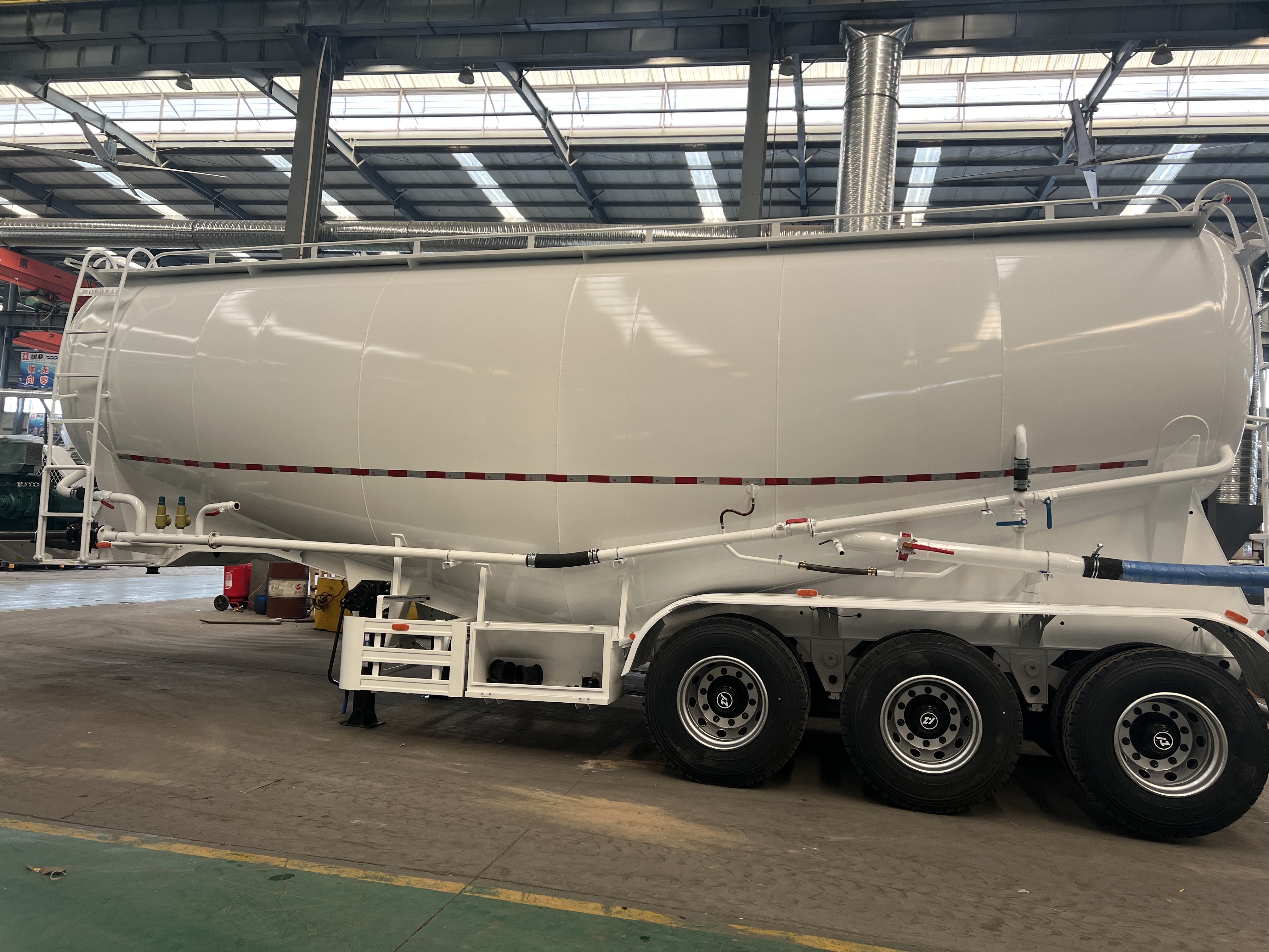 Derun sement tanker yük maşınları Zambiyaya göndərildi, yerli nəqliyyat infrastrukturunu artırdı