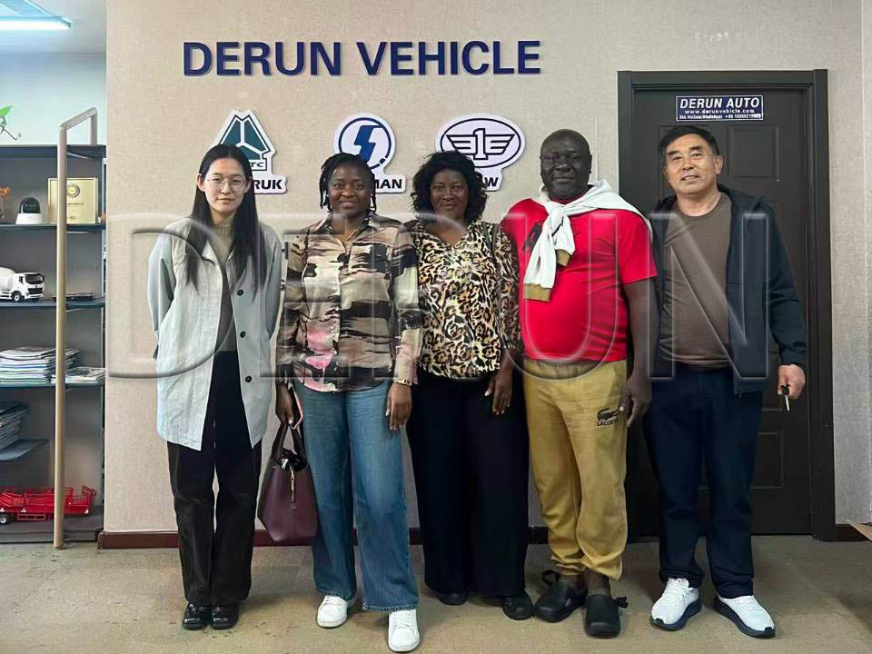 Qabondan olan müştərilər Derun Auto-nu ziyarət etdilər və beş yük maşını aldılar