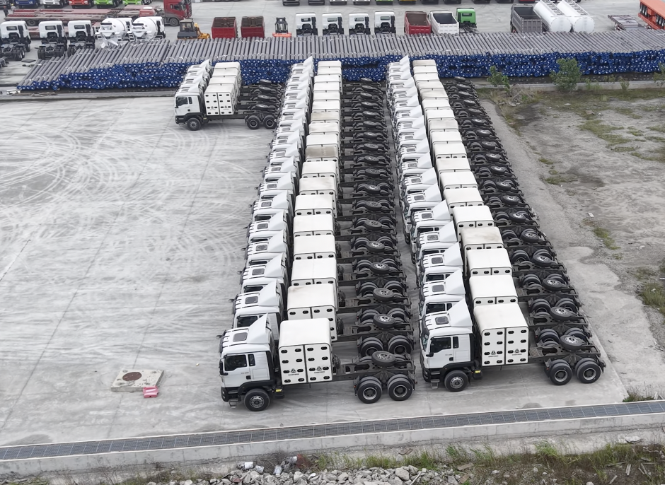 Davamlı çatdırılma xidməti daha çox tanınır! 40 Sinotruk TX 6x4 CNG traktoru uğurla Nigeriyaya göndərildi.